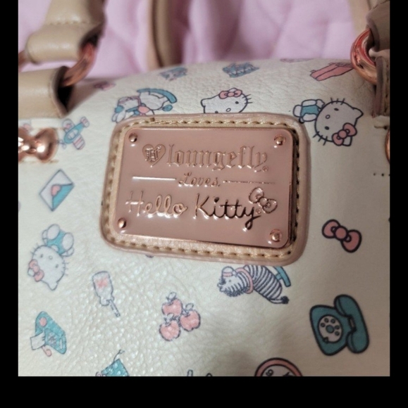 Rare print Hello Kitty loungefly purse - Picture 2 of 12